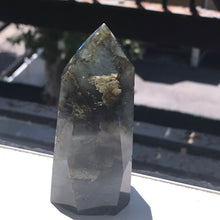 Load image into Gallery viewer, Labradorite Point